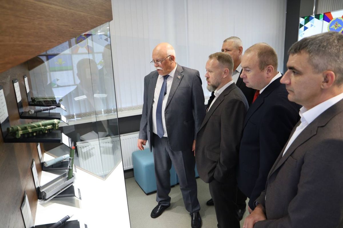 Депутаты кубанского парламента под руководством председателя ЗСК Юрия Бурлачко ознакомились с организацией начальной военной подготовки учащихся в Военно-патриотическом центре «Патриот» имени Героя РФ, генерала армии... Депутаты кубанского парламента под руководством председателя ЗСК Юрия Бурлачко ознакомились с организацией начальной военной подготовки учащихся в Военно-патриотическом центре «Патриот» имени Героя РФ, генерала армии...