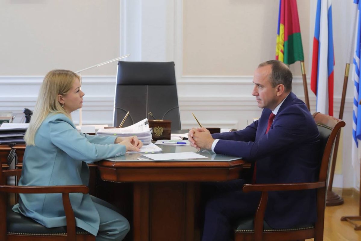 Алексей Богодистов: На рабочей встрече с главным архитектором Натальей Мальцевой обсудили два вопроса: новогоднее оформление Геленджика и дальнейшее благоустройство наших общественных территорий