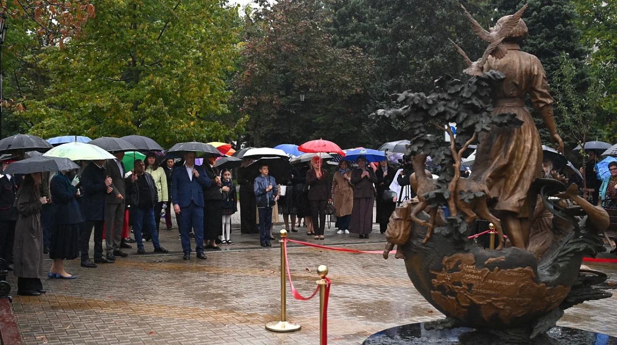 В Краснодаре открыли памятник Первой учительнице около лицея №48 В Краснодаре открыли памятник Первой учительнице около лицея №48