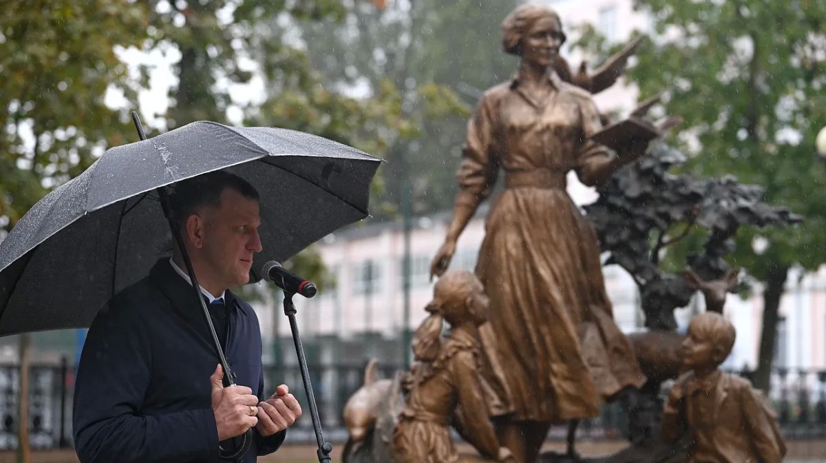 В Краснодаре открыли памятник Первой учительнице около лицея №48 В Краснодаре открыли памятник Первой учительнице около лицея №48