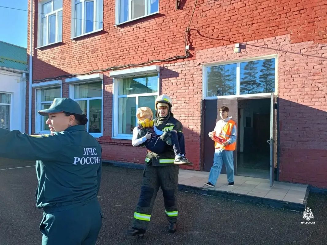 Урок безопасности в Апшеронске: от теории до боевой экипировки — как школьники учились спасать и спасаться Урок безопасности в Апшеронске: от теории до боевой экипировки — как школьники учились спасать и спасаться