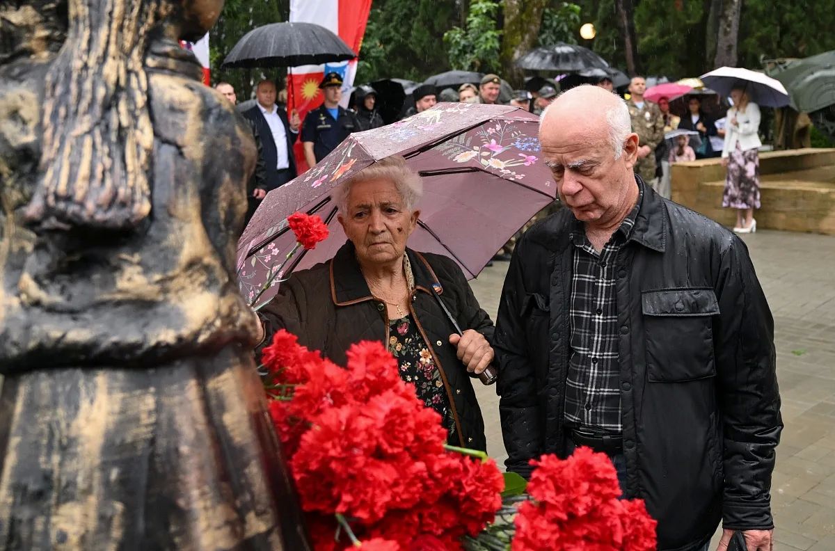 В Сочи в День воссоединения ЛНР, ДНР, Запорожской и Херсонской областей с Россией открылась обновленная Аллея памяти героев СВО В Сочи в День воссоединения ЛНР, ДНР, Запорожской и Херсонской областей с Россией открылась обновленная Аллея памяти героев СВО