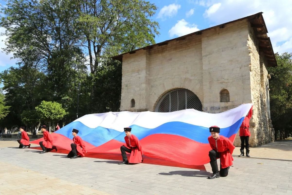 У Русских ворот развернули российский флаг