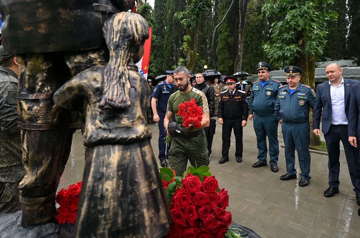 В Сочи в День воссоединения ЛНР, ДНР, Запорожской и Херсонской областей с Россией открылась обновленная Аллея памяти героев СВО В Сочи в День воссоединения ЛНР, ДНР, Запорожской и Херсонской областей с Россией открылась обновленная Аллея памяти героев СВО