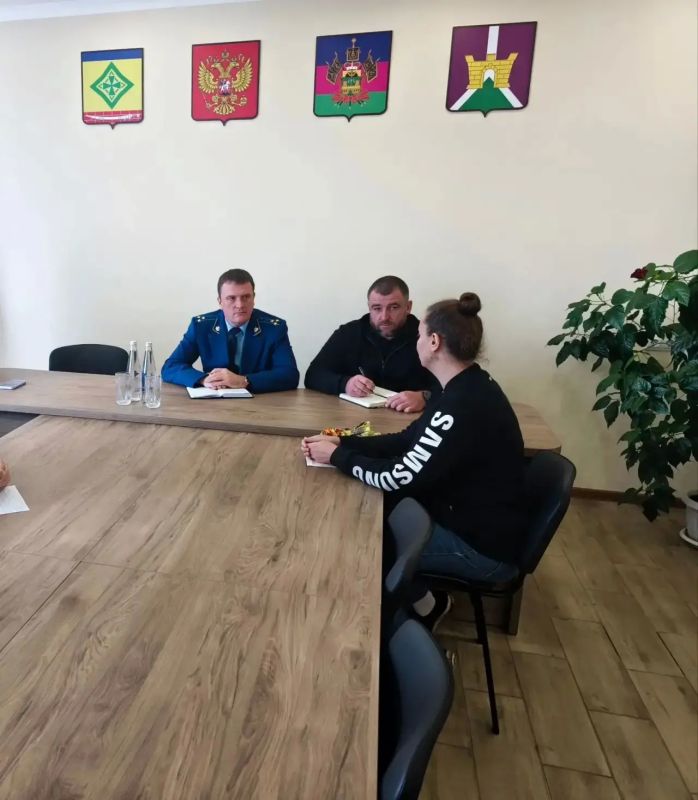 Прокурор Усть-Лабинского района Алексей Рыжков совместно с представителями Фонда «Защитники Отечества» и администрации провёл выездной приём в станице Ладожской