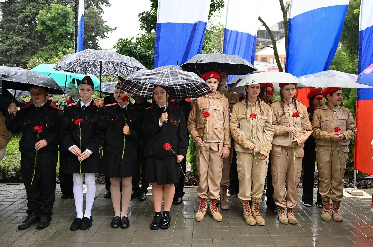 В Сочи в День воссоединения ЛНР, ДНР, Запорожской и Херсонской областей с Россией открылась обновленная Аллея памяти героев СВО В Сочи в День воссоединения ЛНР, ДНР, Запорожской и Херсонской областей с Россией открылась обновленная Аллея памяти героев СВО