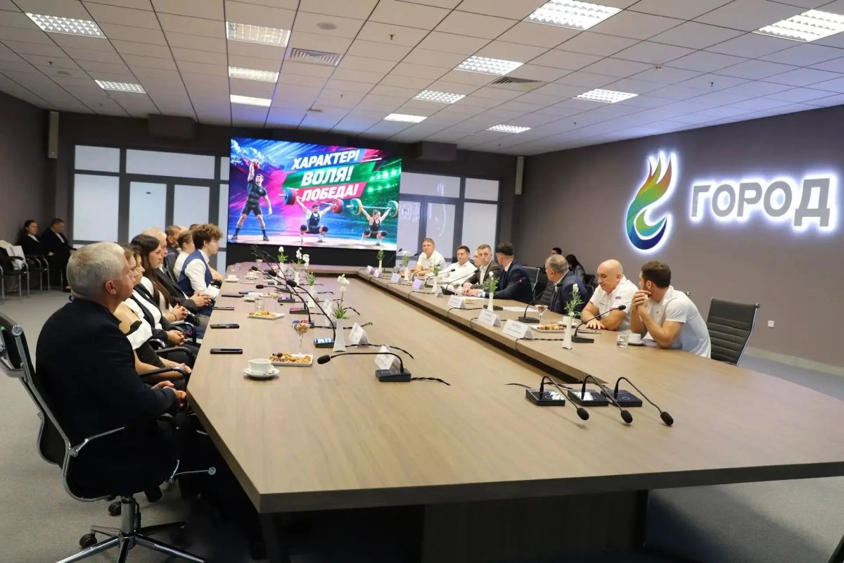Во Дворце водных видов спорта состоялась встреча министра спорта края Дмитрия Александровича Новах со спортсменами-тяжелоатлетами, которые совсем недавно выступали на чемпионате России, а также с их тренерами Во Дворце водных видов спорта состоялась встреча министра спорта края Дмитрия Александровича Новах со спортсменами-тяжелоатлетами, которые совсем недавно выступали на чемпионате России, а также с их тренерами