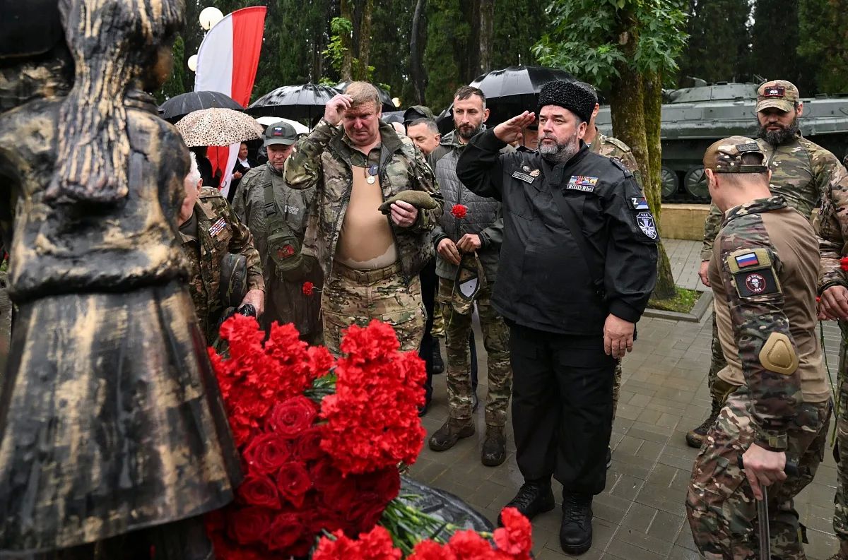 В Сочи в День воссоединения ЛНР, ДНР, Запорожской и Херсонской областей с Россией открылась обновленная Аллея памяти героев СВО В Сочи в День воссоединения ЛНР, ДНР, Запорожской и Херсонской областей с Россией открылась обновленная Аллея памяти героев СВО