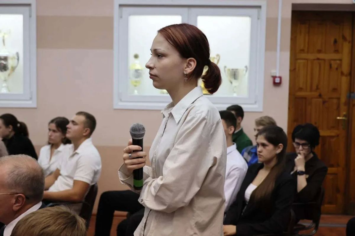 Вениамин Кондратьев встретился со студентами Армавирского индустриально-строительного техникума Вениамин Кондратьев встретился со студентами Армавирского индустриально-строительного техникума