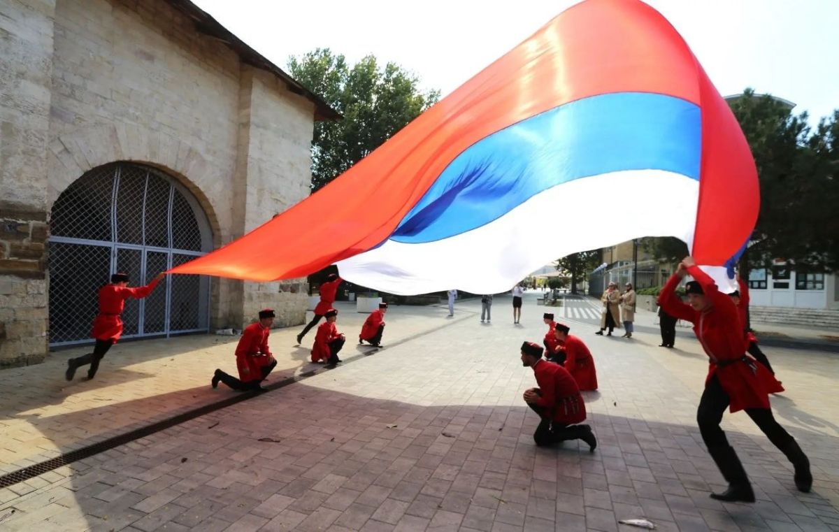 У Русских ворот развернули российский флаг У Русских ворот развернули российский флаг