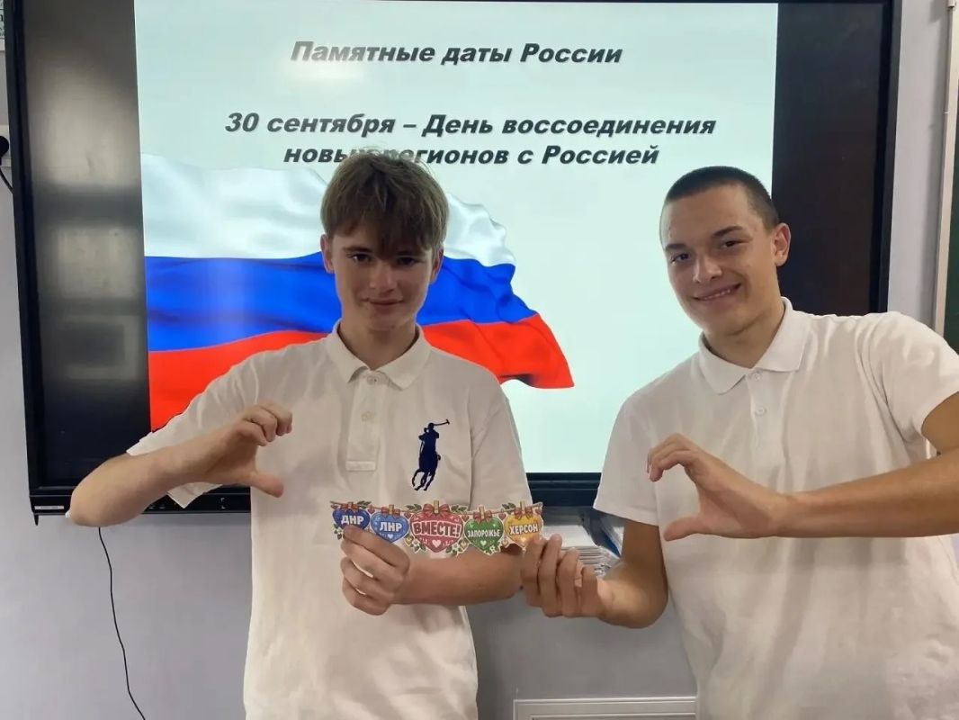 Донбасс с нами! Навсегда!. Четыре года назад, 30 сентября, в Георгиевском зале Кремля были подписаны исторические документы, навсегда изменившие судьбы миллионов людей Донбасс с нами! Навсегда!. Четыре года назад, 30 сентября, в Георгиевском зале Кремля были подписаны исторические документы, навсегда изменившие судьбы миллионов людей