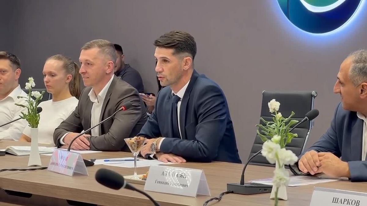 Во Дворце водных видов спорта состоялась встреча министра спорта края Дмитрия Александровича Новах со спортсменами-тяжелоатлетами, которые совсем недавно выступали на чемпионате России, а также с их тренерами