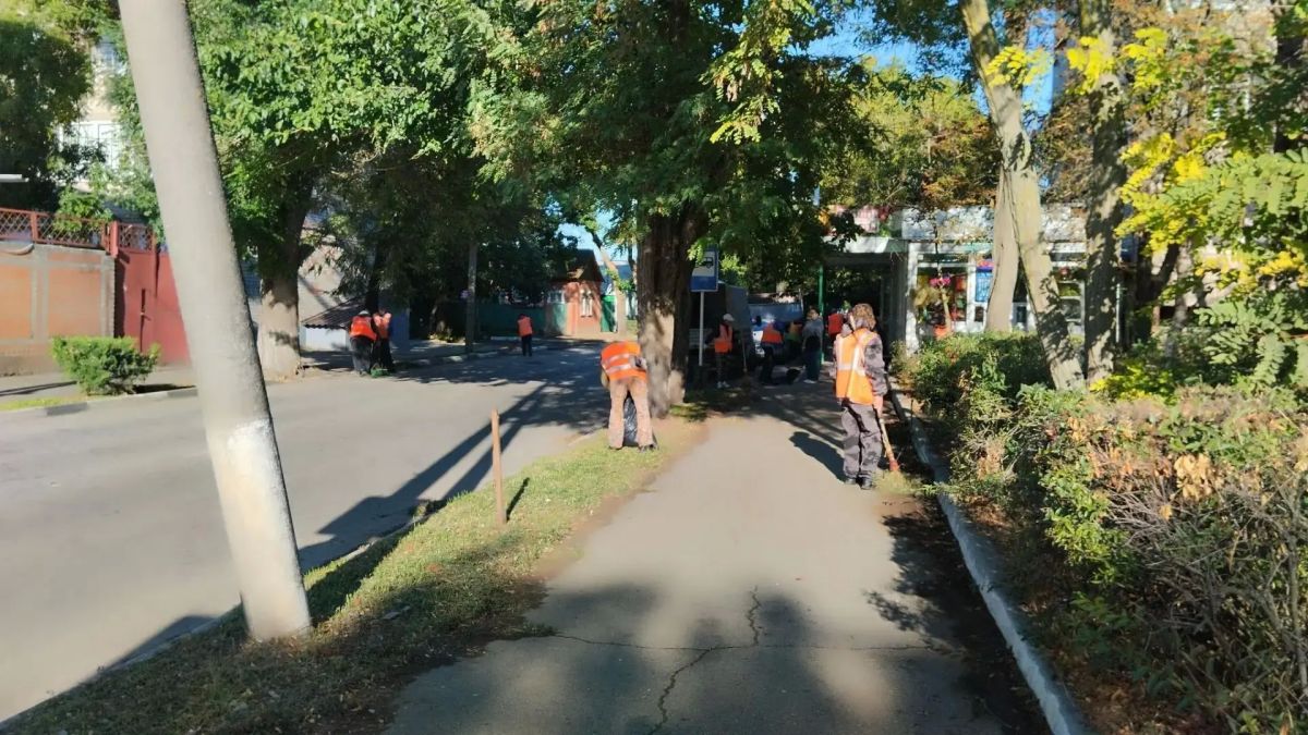 В ежедневной заботе о чистоте городских территорий у ейских коммунальщиков не стала исключением и сегодняшняя пятница В ежедневной заботе о чистоте городских территорий у ейских коммунальщиков не стала исключением и сегодняшняя пятница