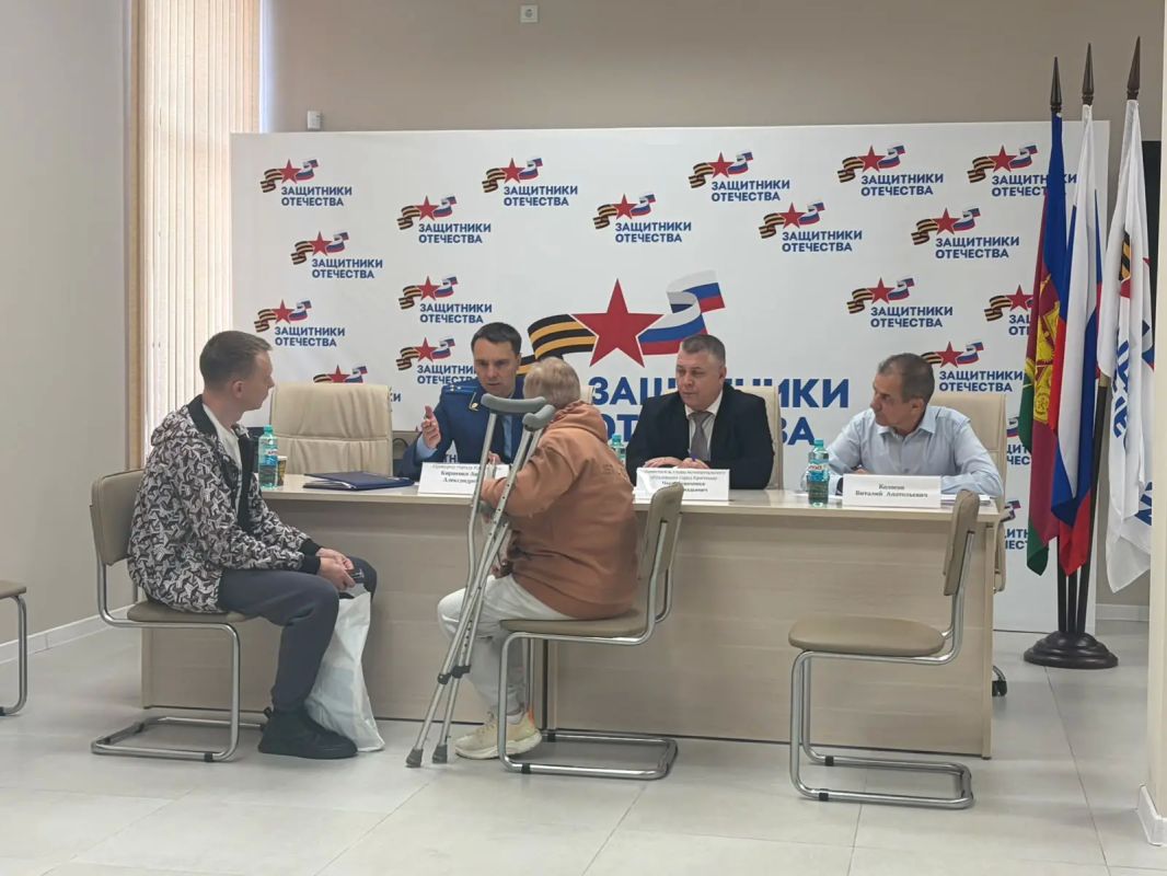 Прокурор Краснодара Андрей Кириенко в филиале фонда «Защитники Отечества» принял 13 участников СВО и членов их семей