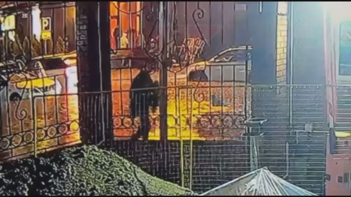 Прохожие провалились в залитую водой траншею на улице Тургенева в Краснодаре
