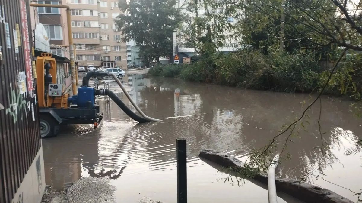 Спасатели помогли справится с последствиями непогоды жителям Краснодара Спасатели помогли справится с последствиями непогоды жителям Краснодара