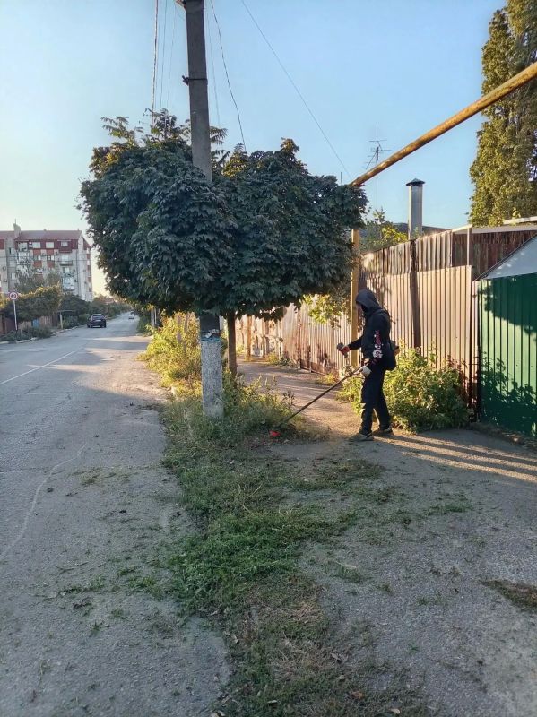 В ежедневной заботе о чистоте городских территорий у ейских коммунальщиков не стала исключением и сегодняшняя пятница В ежедневной заботе о чистоте городских территорий у ейских коммунальщиков не стала исключением и сегодняшняя пятница