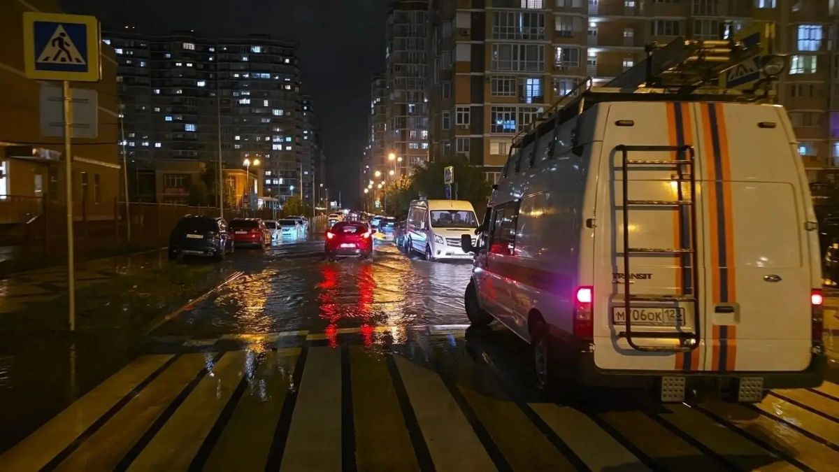 Спасатели помогли справится с последствиями непогоды жителям Краснодара Спасатели помогли справится с последствиями непогоды жителям Краснодара