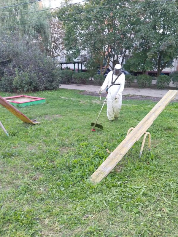В ежедневной заботе о чистоте городских территорий у ейских коммунальщиков не стала исключением и сегодняшняя пятница В ежедневной заботе о чистоте городских территорий у ейских коммунальщиков не стала исключением и сегодняшняя пятница