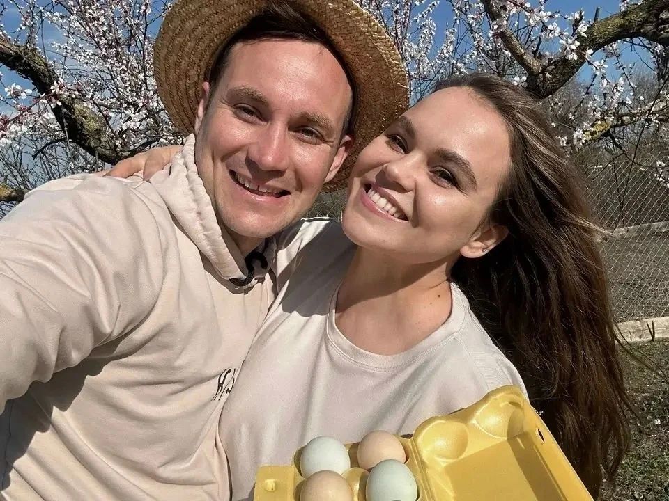 Дальнобойщик снова стал циркачом, а журналистка нашла себя на сцене: Семья бросила кур и занялась творчеством Дальнобойщик снова стал циркачом, а журналистка нашла себя на сцене: Семья бросила кур и занялась творчеством