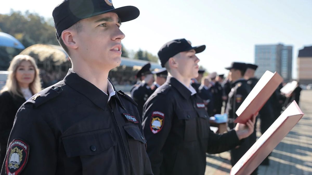 В Краснодарском университете МВД России курсанты приняли присягу В Краснодарском университете МВД России курсанты приняли присягу