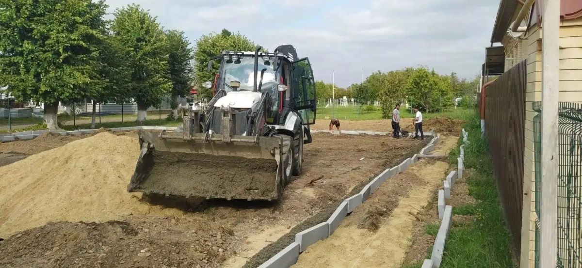 БЛАГОУСТРОЙСТВО ДЕТСКОЙ ПЛОЩАДКИ ПРОДОЛЖАЕТСЯ В ХУТОРЕ КРАСНАЯ ПОЛЯНА