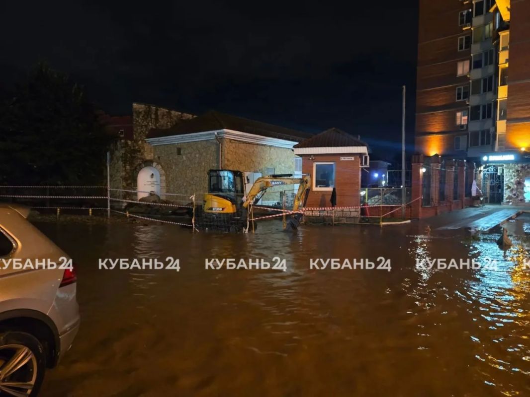 Прохожие провалились в залитую водой траншею на улице Тургенева в Краснодаре Прохожие провалились в залитую водой траншею на улице Тургенева в Краснодаре
