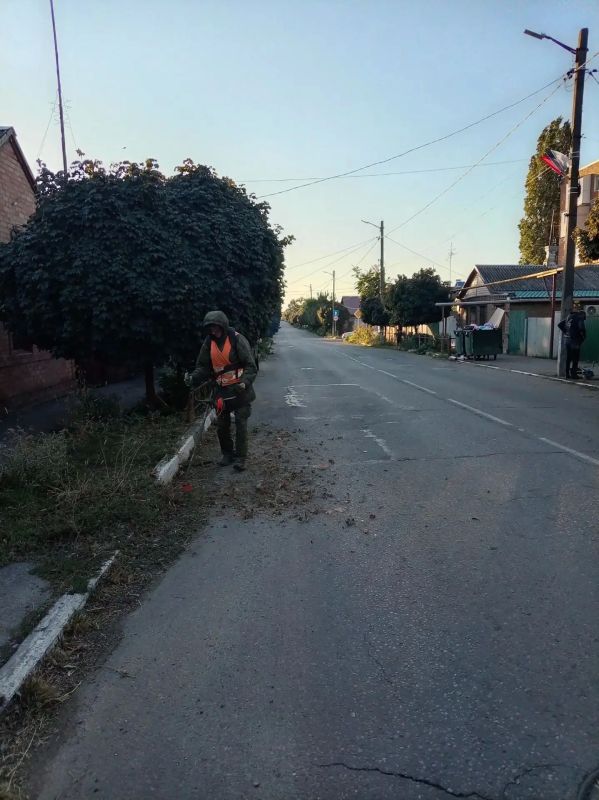 В ежедневной заботе о чистоте городских территорий у ейских коммунальщиков не стала исключением и сегодняшняя пятница В ежедневной заботе о чистоте городских территорий у ейских коммунальщиков не стала исключением и сегодняшняя пятница