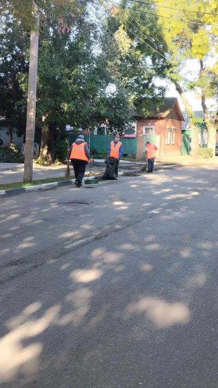 В ежедневной заботе о чистоте городских территорий у ейских коммунальщиков не стала исключением и сегодняшняя пятница В ежедневной заботе о чистоте городских территорий у ейских коммунальщиков не стала исключением и сегодняшняя пятница