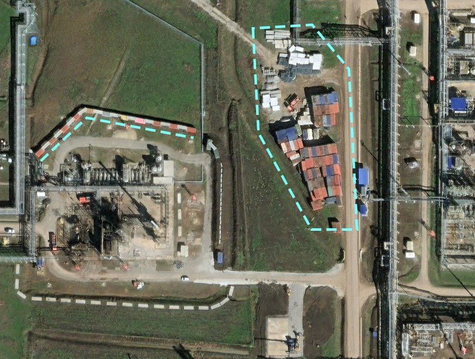 Ильский НПЗ в Краснодарском крае тоже начал получать защиту в виде морских контейнеров и натянутых тросов по периметру