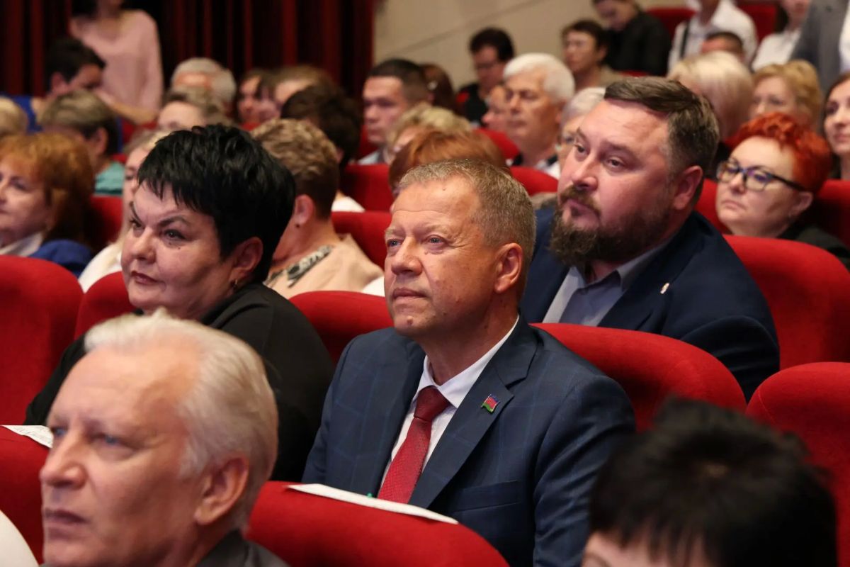 Ваш труд — свет, который ведёт наших детей вперёд Ваш труд — свет, который ведёт наших детей вперёд