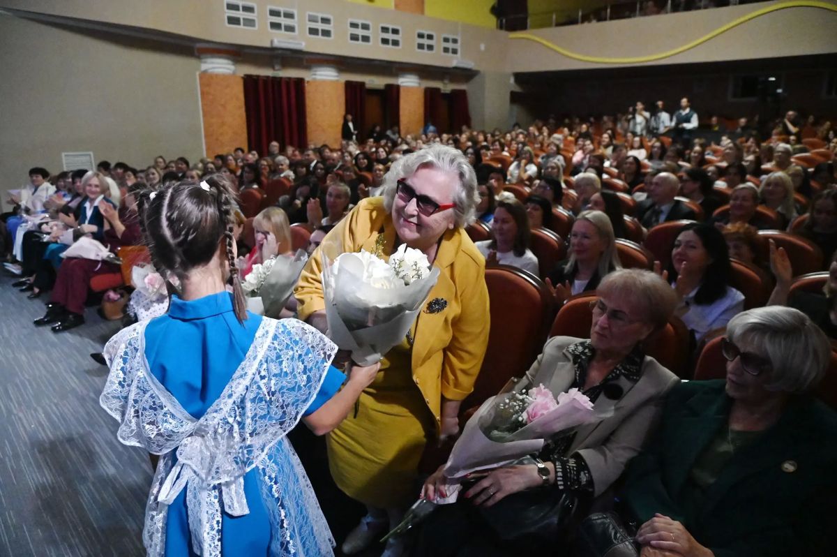 Алексей Богодистов: «Я - счастливый учитель! Спасибо моим ученикам! У меня особая работа!» Именно так наши педагоги говорят о десятилетиях своего труда в школах курорта Алексей Богодистов: «Я - счастливый учитель! Спасибо моим ученикам! У меня особая работа!» Именно так наши педагоги говорят о десятилетиях своего труда в школах курорта