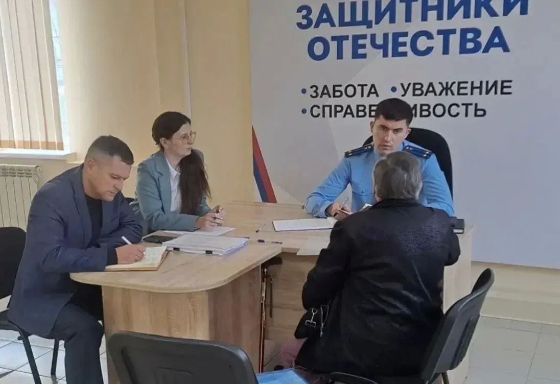 Прокурор Мостовского района Алексей Минаков провёл личный приём в филиале фонда «Защитники Отечества»