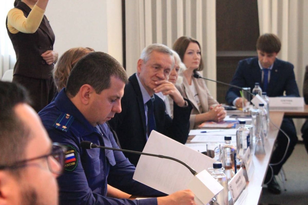 Прокурором отдела по надзору за исполнением законов о несовершеннолетних и молодежи Сергеем Никифоровым принято участие в заседании круглого стола, организованного Межрегиональной общественной организацией «Общественный... Прокурором отдела по надзору за исполнением законов о несовершеннолетних и молодежи Сергеем Никифоровым принято участие в заседании круглого стола, организованного Межрегиональной общественной организацией «Общественный...