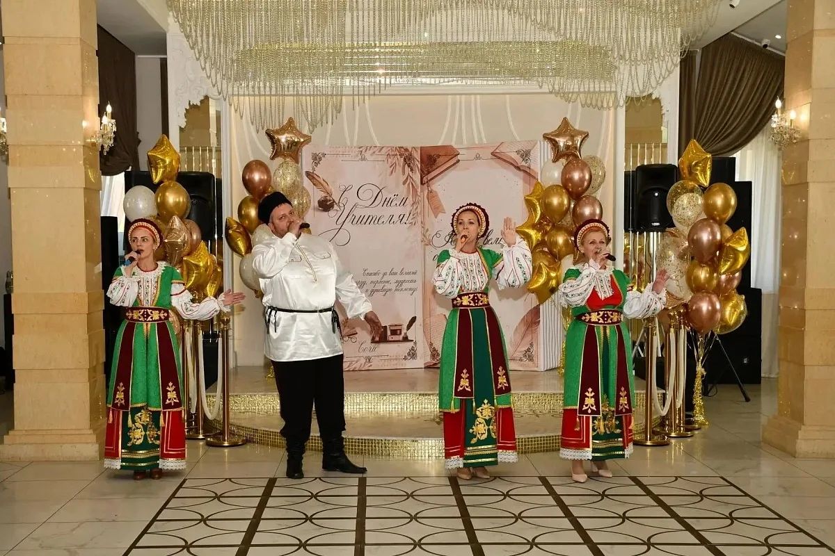 В Сочи с профессиональным праздником поздравили 200 ветеранов педагогического труда В Сочи с профессиональным праздником поздравили 200 ветеранов педагогического труда