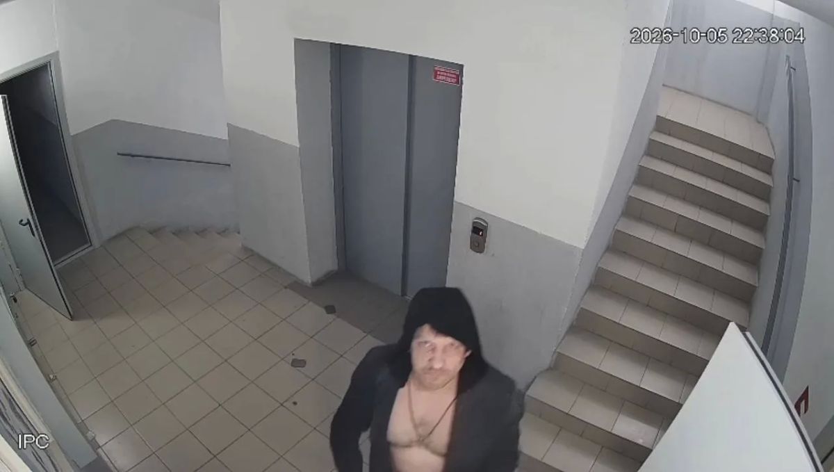 В Анапе мужик осерчал и, вооружившись мачете, напал на электрощиток в подъезде В Анапе мужик осерчал и, вооружившись мачете, напал на электрощиток в подъезде