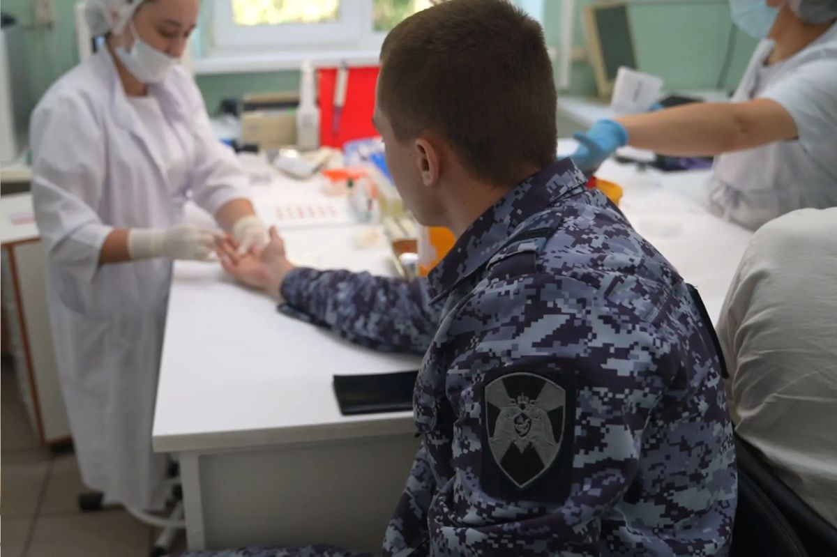 Верность доброй традиции: краснодарские росгвардейцы пополнили региональный запас крови Верность доброй традиции: краснодарские росгвардейцы пополнили региональный запас крови