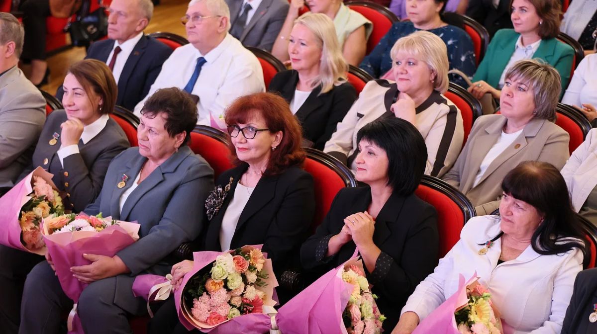 Краснодарских педагогов наградили на краевом мероприятии в честь Дня учителя Краснодарских педагогов наградили на краевом мероприятии в честь Дня учителя