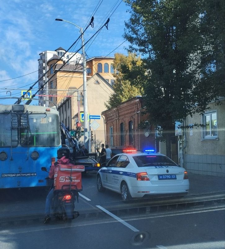 «Хочу выразить благодарность сотрудникам ГАИ за эвакуацию автомобилей с тротуара по улице Октябрьская! Сегодня вы осуществили давнюю мечту краснодарцев! К сожалению, только так можно научить автохамьё уважать общество.»