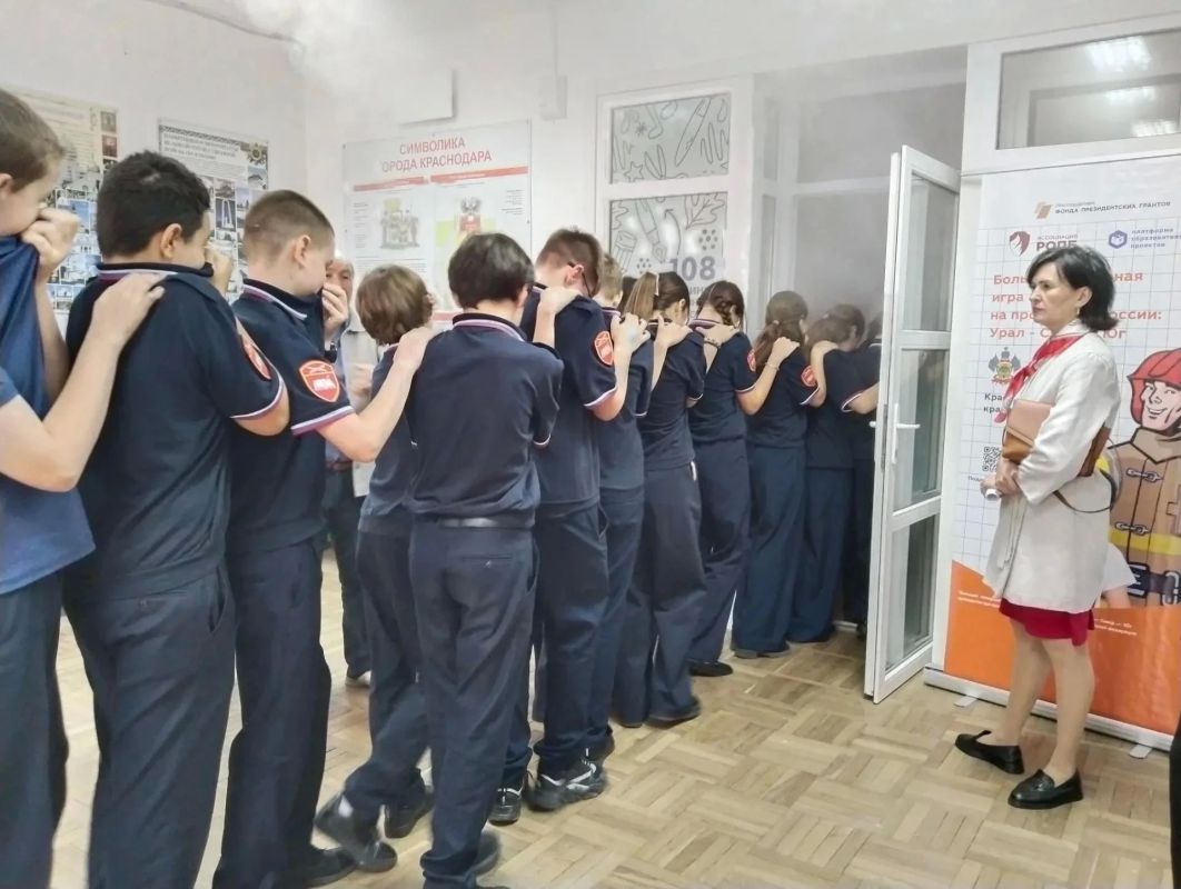 «Большая пожарная игра». В таком формате провели учения в школе № 52. Для учеников 1–8 классов организовали не просто лекцию, а полноценную тренировку по эвакуации с использованием сценического дыма и спецэффектов... «Большая пожарная игра». В таком формате провели учения в школе № 52. Для учеников 1–8 классов организовали не просто лекцию, а полноценную тренировку по эвакуации с использованием сценического дыма и спецэффектов...