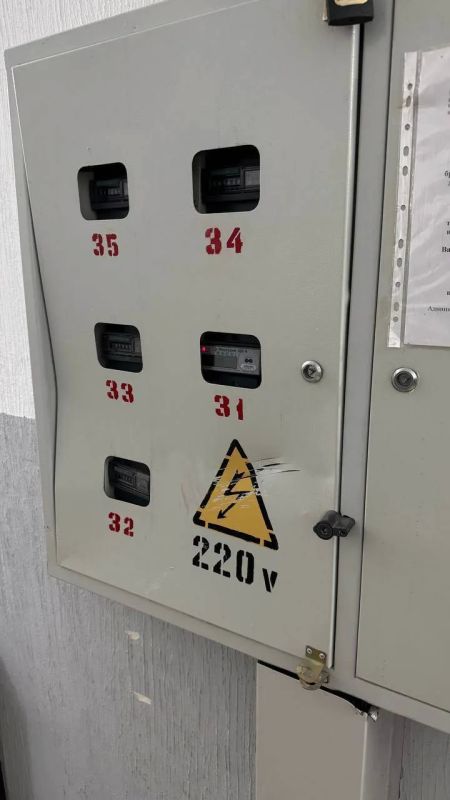 Мужчина с мачете устроил погром в подъезде в Анапе теперь его ищет полиция Мужчина с мачете устроил погром в подъезде в Анапе теперь его ищет полиция