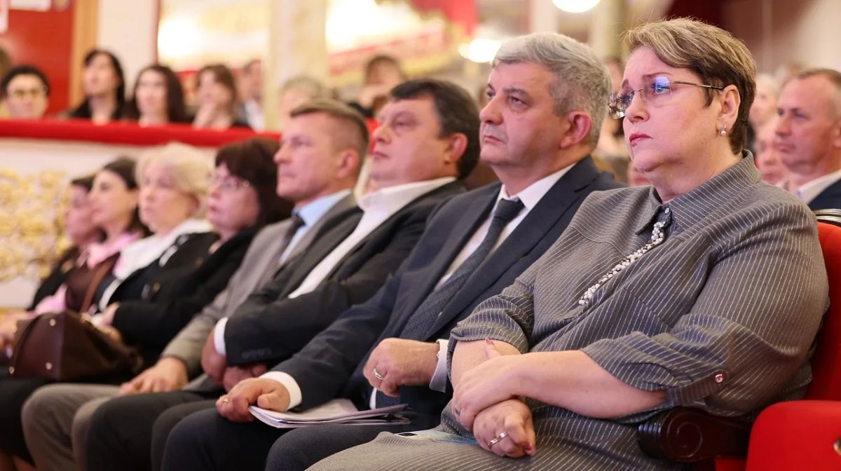 Краснодарских педагогов наградили на краевом мероприятии в честь Дня учителя Краснодарских педагогов наградили на краевом мероприятии в честь Дня учителя