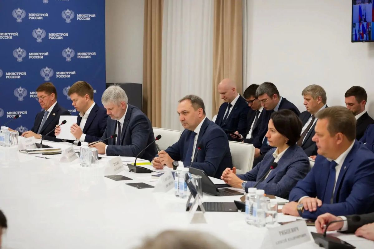 Глава Минстроя России Ирек Файзуллин провел еженедельное совещание с регионами и главными распорядителями бюджетных средств (ГРБС) Глава Минстроя России Ирек Файзуллин провел еженедельное совещание с регионами и главными распорядителями бюджетных средств (ГРБС)