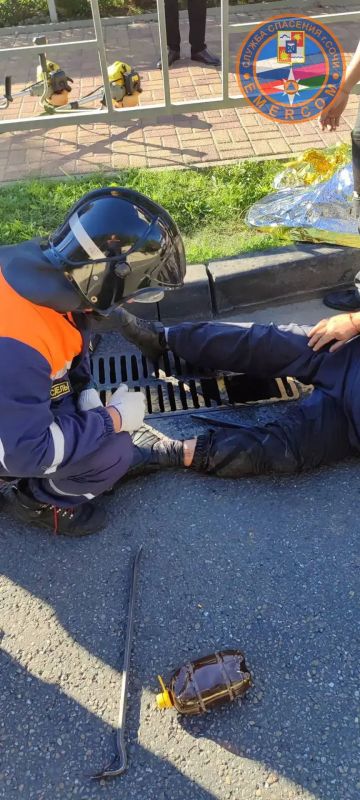 В Сочи мужчине зажало ногу в дождеприемнике В Сочи мужчине зажало ногу в дождеприемнике