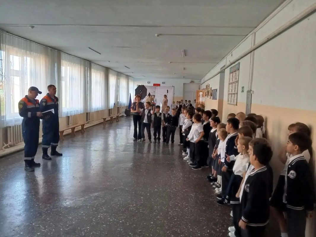 В рамках Всероссийских учений личный состав краевой противопожарной службы и «Кубань-СПАС» продолжает масштабную профилактическую работу с населением различных возрастных категорий В рамках Всероссийских учений личный состав краевой противопожарной службы и «Кубань-СПАС» продолжает масштабную профилактическую работу с населением различных возрастных категорий