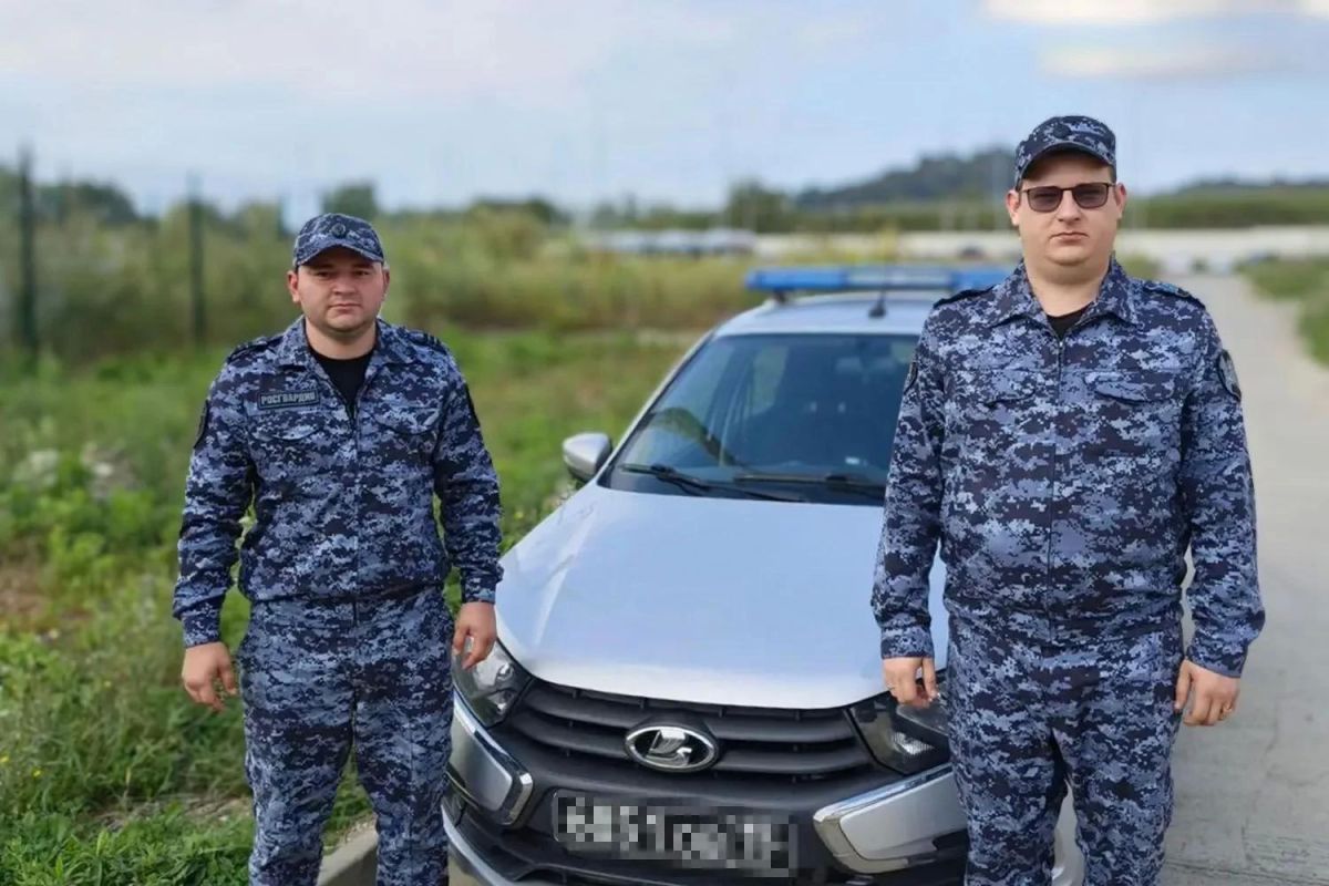 Росгвардейцы вытащили из смытого авто женщину с ребёнком