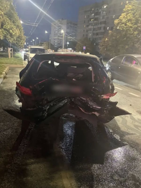 Сегодня водитель автомобиля «Порше», двигаясь по улице Семидесятилетия Октября в Юбилейном микрорайоне, не выбрал безопасную дистанцию и совершил столкновение с попутным автомобилем «Ауди»