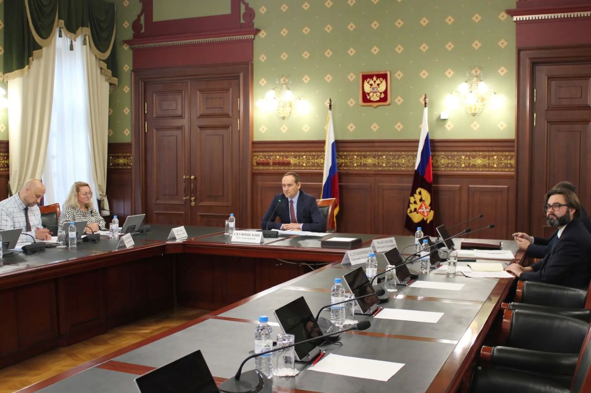 Руководитель Росреестра Олег Скуфинский в режиме ВКС провел рабочее совещание с сотрудниками Управления Росреестра по Самарской области, на котором представил нового руководителя территориального органа Александра Передерия