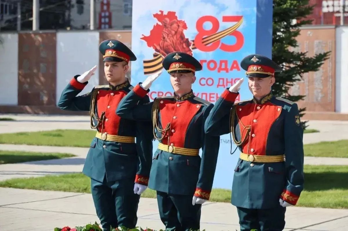 В Краснодаре прошли возложения цветов в честь 83-й годовщины освобождения Кубани от немецко-фашистских захватчиков