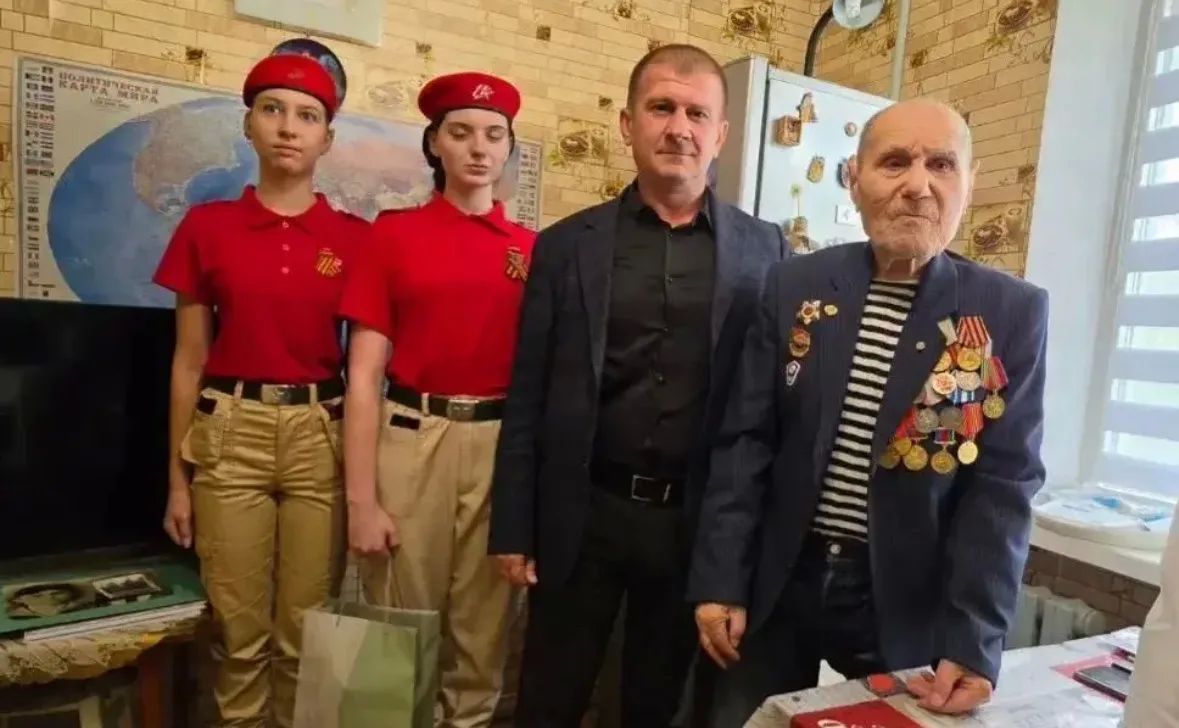 Новороссийские юнармейцы поздравили ветерана Великой Отечественной войны Леонида Нанояна с годовщиной освобождения Кубани